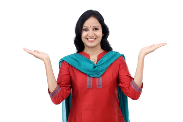 Mutlu genç kadın beyaz karşı açık bir el eller