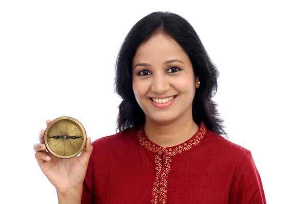 Usmívající se žena držící starožitný kompas směrové — Stock fotografie