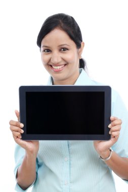 Mutlu genç iş kadını gösteren tablet 