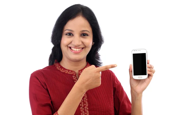 Молодая женщина держит черный дисплей смартфона — стоковое фото