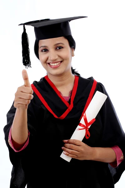 Gülümseyen genç mezuniyet öğrenci thumbsup jest yapma