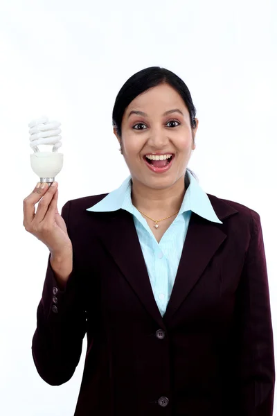 Jeune femme d'affaires indienne tenant ampoule — Photo