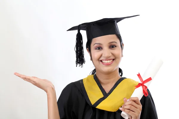 Feliz joven estudiante sosteniendo diploma —  Fotos de Stock