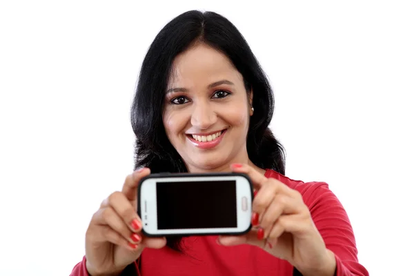 Jovem segurando telefone celular — Fotografia de Stock