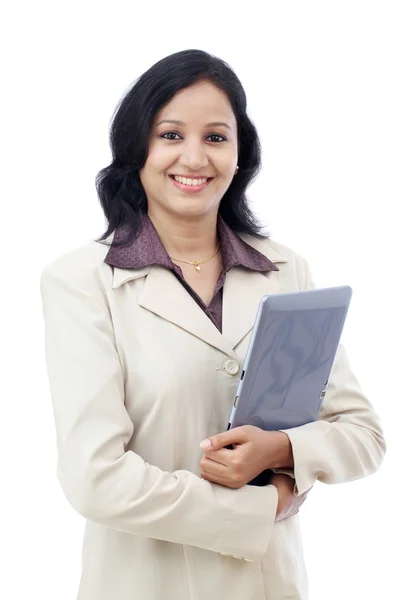 Femme d'affaires heureuse avec tablette — Photo