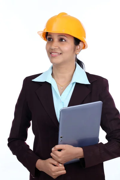 Ung indisk kvinnelig ingeniør med nettbrett – stockfoto