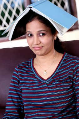 mutsuz kız öğrenci