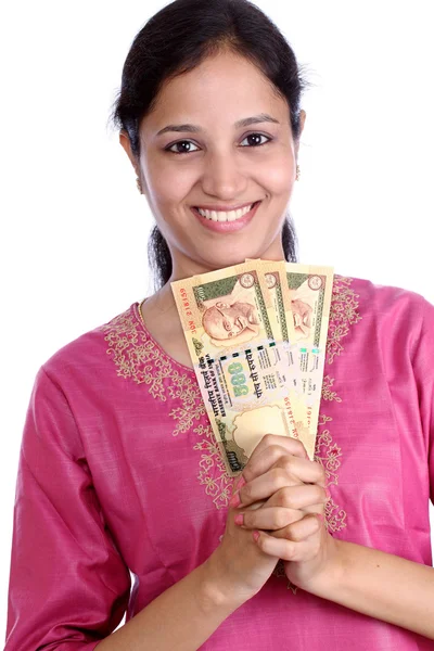 Femme indienne avec des notes de monnaie — Photo