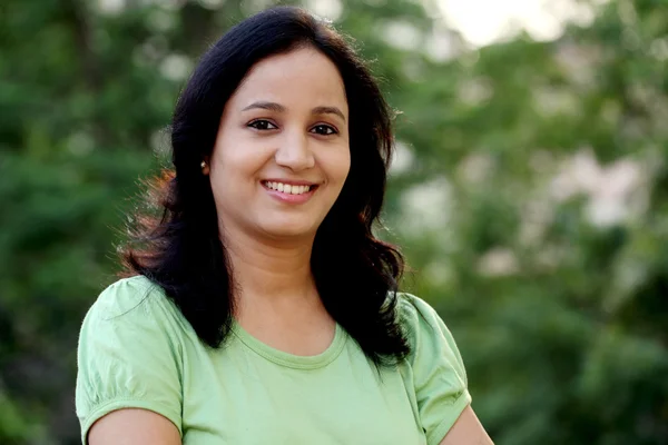 Açık havada genç bir kadının portresi.