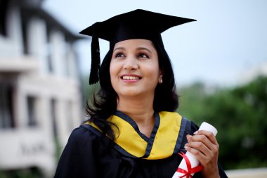 Açık havada, diploma ile genç kız öğrenci