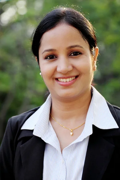Glimlachende zakenvrouw in de open lucht — Stockfoto