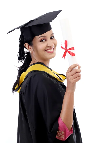 Szczęśliwy młody student kobiet posiadających dyplom — Zdjęcie stockowe