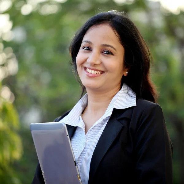 Business woman with tablet computer at outdoors — Stock Photo, Image