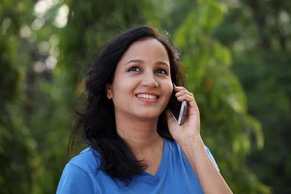 Glückliche junge Frau telefoniert — Stockfoto