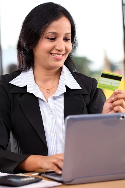 Çevrimiçi alışveriş yaparken genç iş kadını