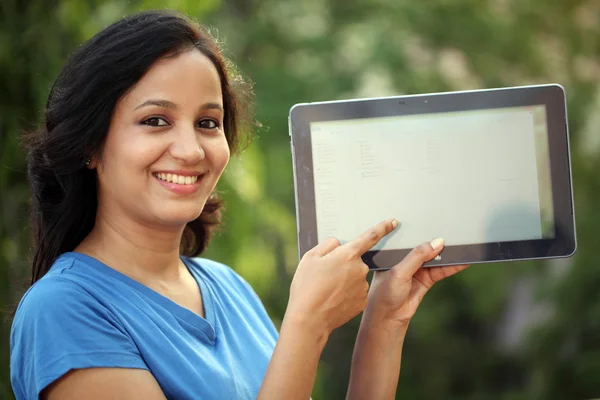 Jovem mulher com computador tablet — Fotografia de Stock