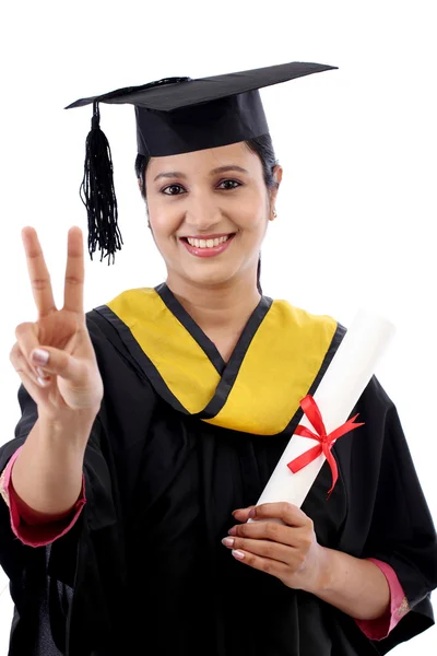 Sonriente joven estudiante de graduación haciendo gesto de victoria —  Fotos de Stock