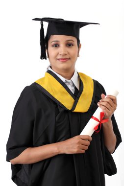 Mutlu genç kız öğrencinin diploma holding 