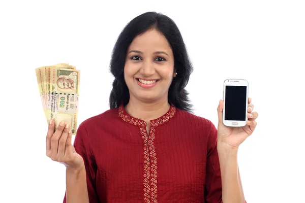 Счастливая молодая женщина с индийской валютой и мобильным телефоном — стоковое фото