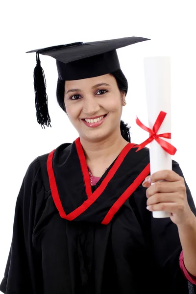 Szczęśliwy młody student kobiet posiadających dyplom — Zdjęcie stockowe