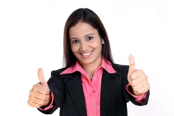 Glimlachende zakenvrouw tonen duimen omhoog — Stockfoto