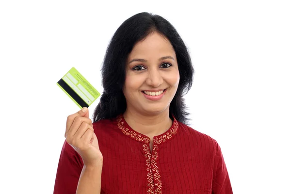 Wanita muda bahagia memegang kartu kredit — Stok Foto