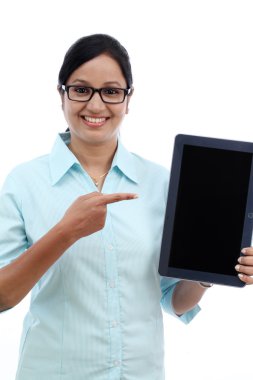 Mutlu genç iş kadını gösteren tablet 