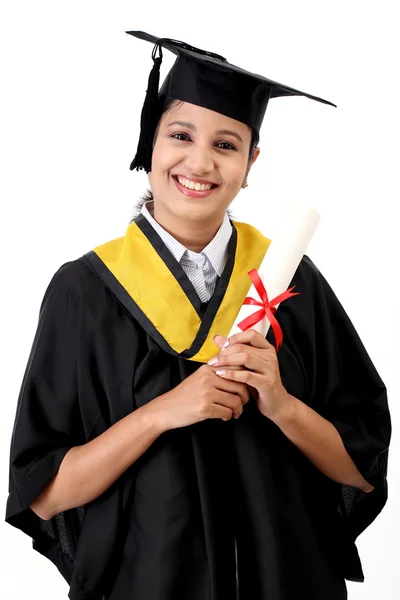 Heureuse jeune étudiante titulaire d'un diplôme — Photo