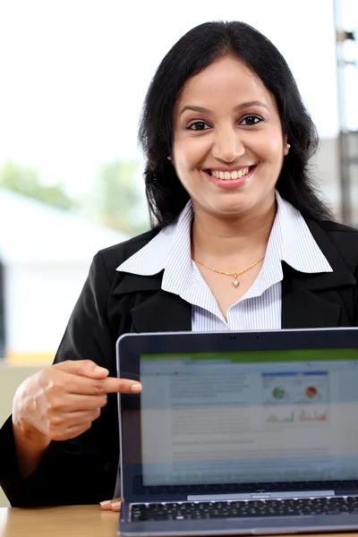 Genç iş kadını gösteren tablet bilgisayar — Stok fotoğraf