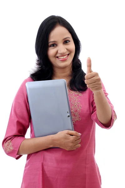 Щаслива молода жінка з планшетного комп'ютера — стокове фото