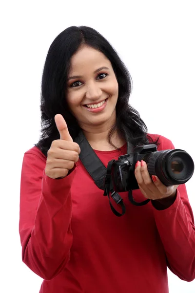 Nuori nainen valokuvaaja ottaa kuvia — kuvapankkivalokuva