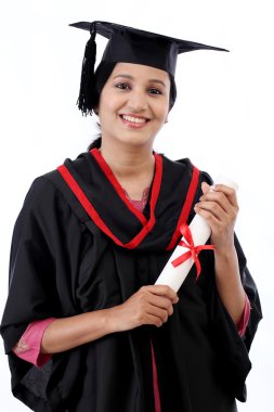 Mutlu genç kız öğrencinin diploma holding 