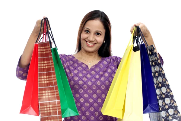 Femme indienne avec sacs à provisions — Photo