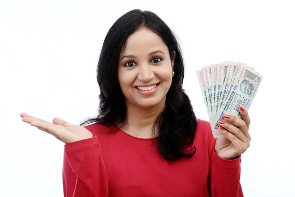 Молодая женщина держит индийскую валюту — стоковое фото