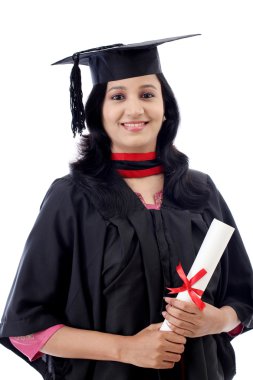 Mutlu genç kız öğrencinin diploma holding 