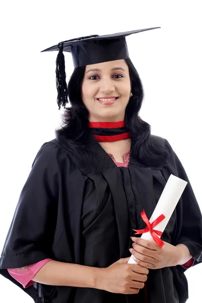 Jovem feliz estudante segurando diploma — Fotografia de Stock