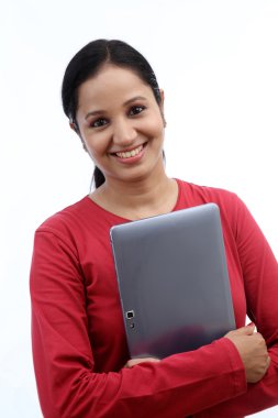 tablet bilgisayar ile mutlu bir genç kadın 