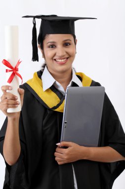 Genç kız mezun öğrenci bir tablet bilgisayar kullanarak