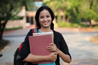 Mutlu genç kız öğrencinin üniversite kampüsü