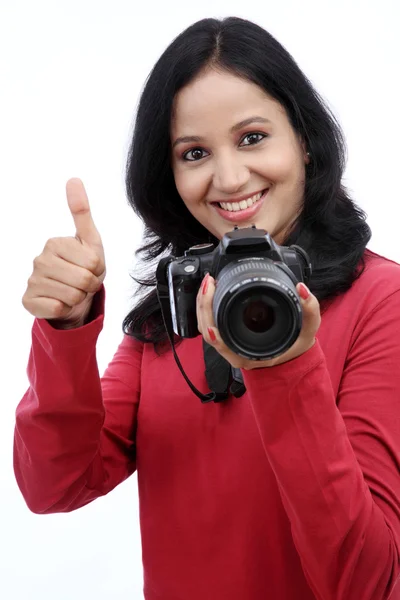 Jovem fotógrafa tirando imagens — Fotografia de Stock