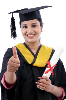 Gülümseyen genç mezuniyet öğrenci thumbsup jest yapma