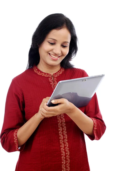 Sonriente hermosa mujer joven con Tablet PC —  Fotos de Stock