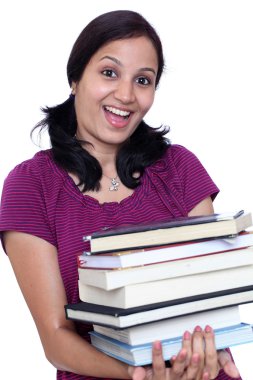 kitap yığını tutan genç kız öğrenci