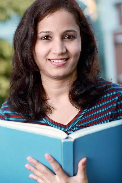 mutlu kız öğrenci