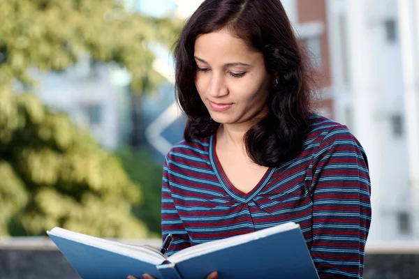 Estudiante universitaria femenina Estudiando — Foto de Stock