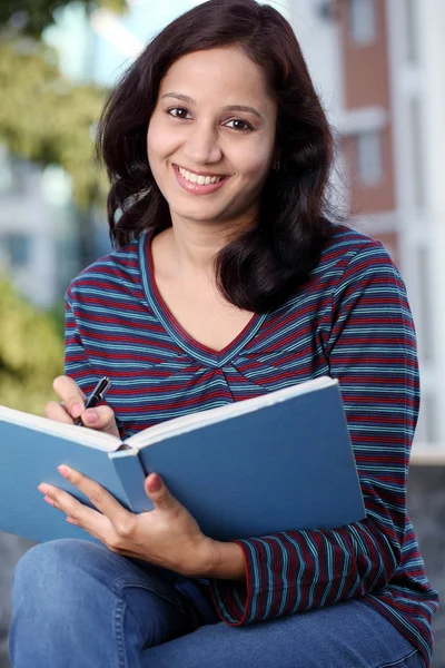 Feliz estudiante femenina — Foto de Stock