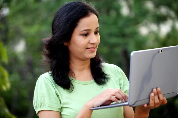 Молодая студентка работает с планшетным компьютером — стоковое фото
