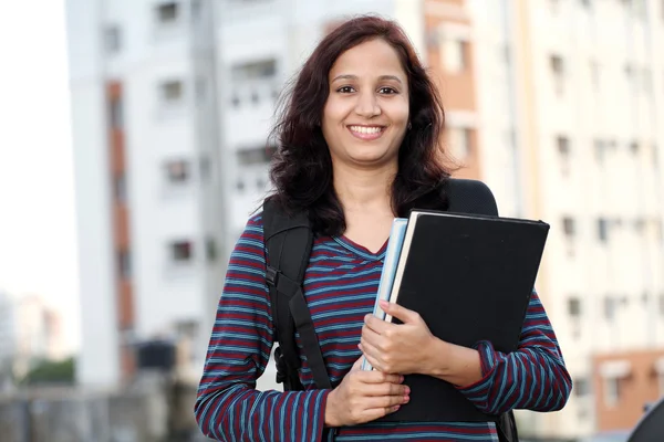 Feliz estudiante femenina — Foto de Stock