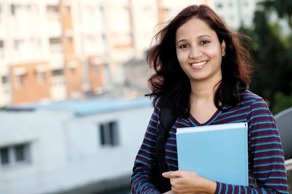 Bayan üniversite öğrencisi Kampüsü