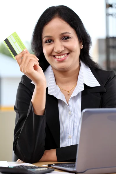 신용 카드를 들고 행복 한 젊은 비즈니스 우먼 — 스톡 사진